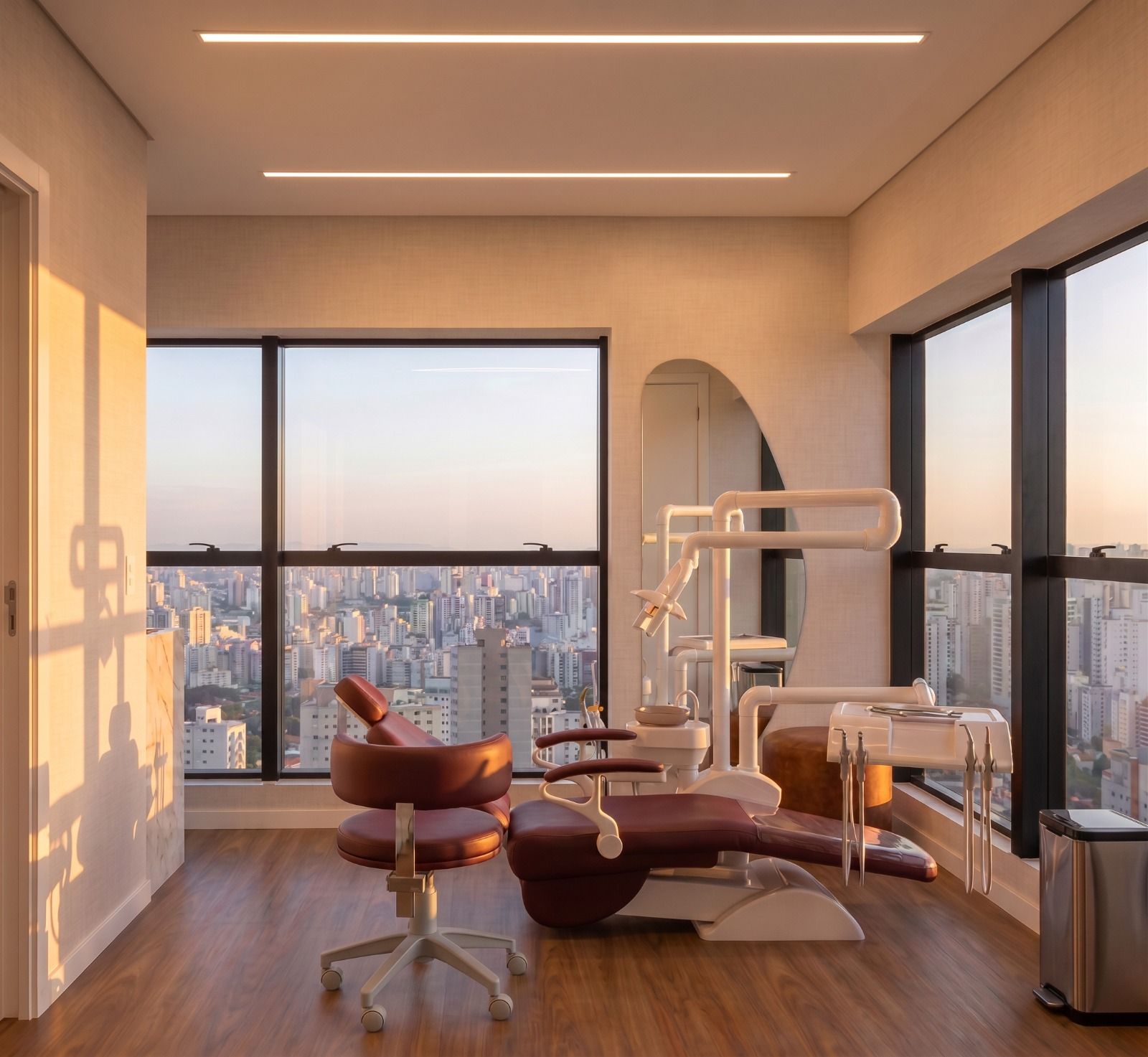 Consultório de periodontia com vista para a cidade